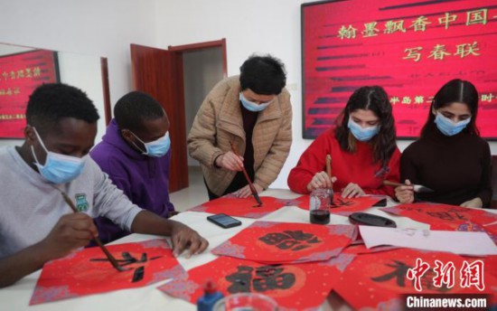 外国留学生在河北：写福字感受中国年味