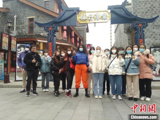 多国留学生南昌老街区感知传统“中国年”