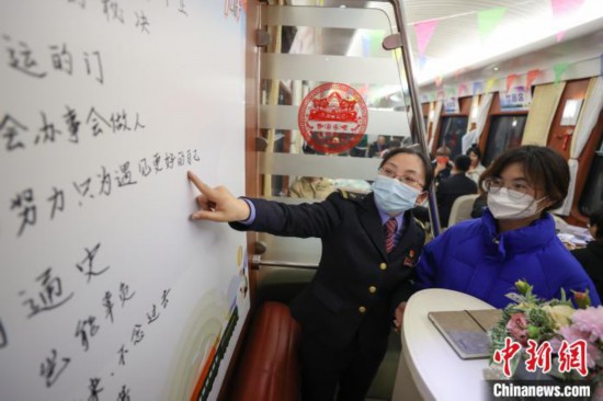 贵州：“列车书吧”吸引学生旅客打卡“充电”