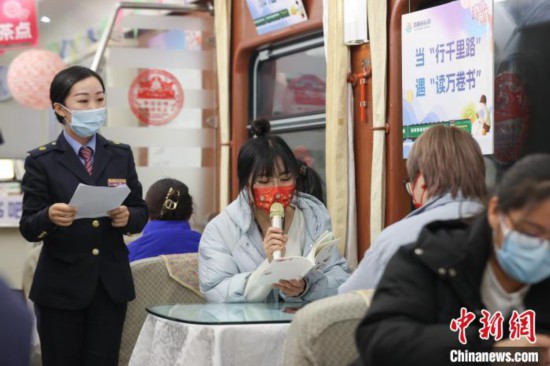 贵州：“列车书吧”吸引学生旅客打卡“充电”