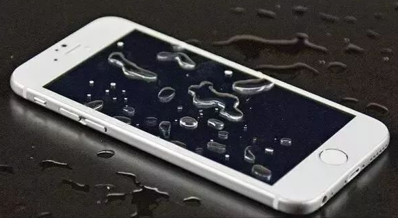 手机进水了怎么处理比较好？学会这几招，你都手机还能抢救一下